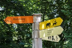 Le indicazioni per non perdersi all'interno del Tierpark Hellabrunn, il giardino zoologico di 36 ettari a Monaco di Baviera - foto © Carso80 / Shutterstock.com