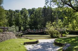 Turisti su un ponte tibetano nel Tierpark Hellabrunn, lo zoo di Monaco (Germania) - foto © Carso80 / Shutterstock.com