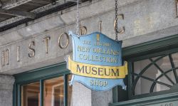 L'insegna del negozio dell'Historic New Orleans Collection, uno dei musei più noti di New Orleans (Louisiana) - foto © 4kclips / Shutterstock.com