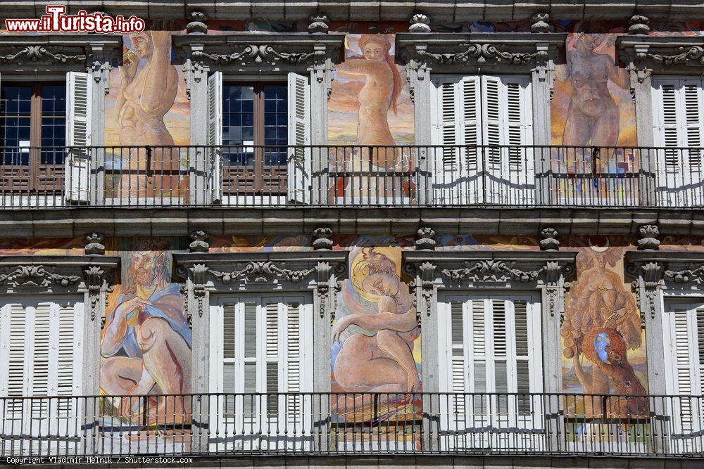 Immagine Un dettaglio della Casa de la Panaderia, costuita nel 1619 in Plaza Mayor, nel cuore di Madrid, il quartiere Sol - foto © Vladimir Melnik / Shutterstock.com