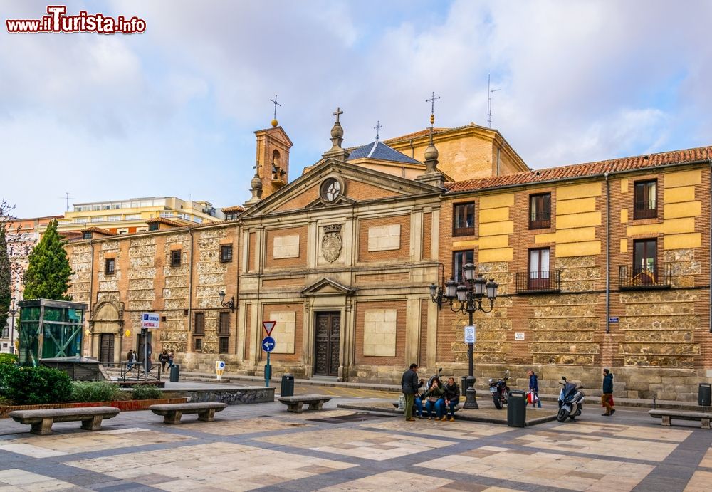 Immagine Il Convento de Las Descalzas Reales di Madrid è uno dei palazzi religiosi più ricchi di tutta la Spagna. Si trova nel quartiere di Sol, in pieno centro.