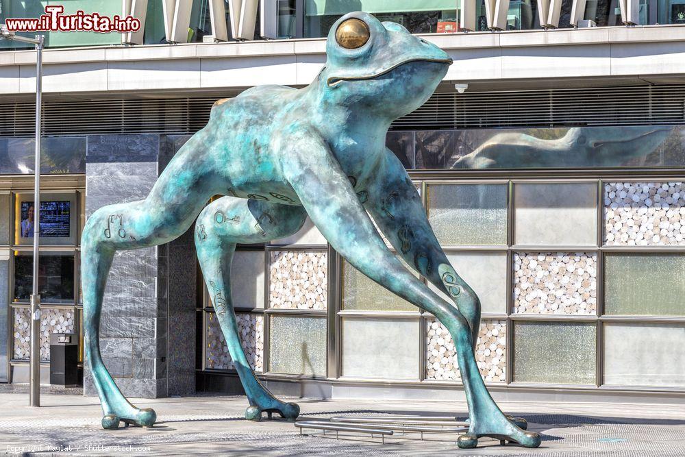 Immagine La scultura della rana di fronte al Casinò Gran Madrid Colòn in Paseo de Recoletos. Siamo nel quartiere di Sol, a Madrid - © Maylat / Shutterstock.com