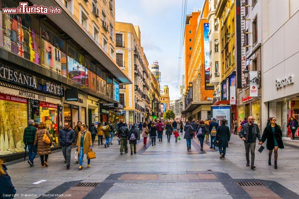 Immagine Persone a piedi in Calle del Arenal nei pressi di Puerta del Sol, una delle piazze più famose del centro di Madrid (Spagna) - foto © trabantos / Shutterstock.com