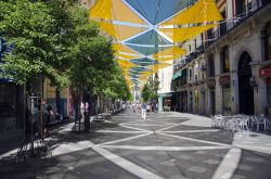 Calle del Arenal inizia presso Puerta del Sol e prosegue fino a Plaza de Isabel II, nel centro di Madrid - foto © Kemal Taner / Shutterstock.com