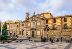 Il Convento de Las Descalzas Reales di Madrid è uno dei palazzi religiosi più ricchi di tutta la Spagna. Si trova nel quartiere di Sol, in pieno centro.
