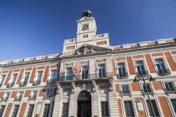 La Real Casa de Correos è la sede del Presidente de la Comunidad de Madrid e si trova nella piazza di Puerta del Sol - foto © joan_bautista / Shutterstock.com