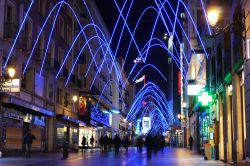 Luci notturne su una strada commerciale nei pressi di Puerta del Sol, una delle piazze più freuqnetate dai turisti a Madrid - foto © Andrii Zhezhera / Shutterstock.com