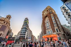 Plaza del Callao è una piazza nel quartiere Sol del centro di Madrid lungo la famosa strada dello shopping, conosciuta come Gran Vìa - foto © Ozef / Shutterstock.com