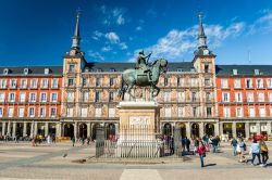 La statua di Felipe III e la Casa de la Panaderìa in Plaza Mayor a Madrid, nel quartiere Sol - © Andrii Lutsyk / Shutterstock.com