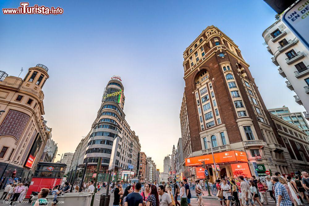 Immagine Plaza del Callao è una piazza nel quartiere Sol del centro di Madrid lungo la famosa strada dello shopping, conosciuta come Gran Vìa - foto © Ozef / Shutterstock.com