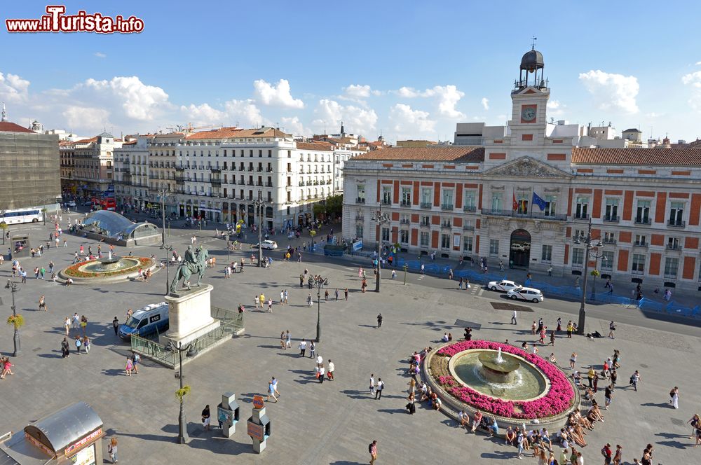 Immagine Vista su Puerta del Sol, una delle piazze più conosciute e frequentate del centro di Madrid (Spagna).