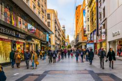 Persone a piedi in Calle del Arenal nei pressi di Puerta del Sol, una delle piazze più famose del centro di Madrid (Spagna) - foto © trabantos / Shutterstock.com