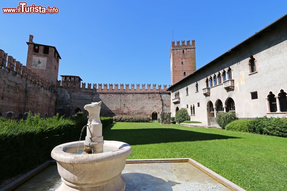 Immagine Castelvecchio è un castello di Verona adibito a museo civico. Si trova nel centro storico, sulla rica dell'Adige - foto © sasimoto / Shutterstock.com