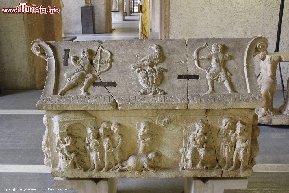 Immagine I bassorilievi dei Santi Sergio e Bacco ospitato nel Museo di Castelvecchio (Verona) - foto © mr_coffee / Shutterstock.com
