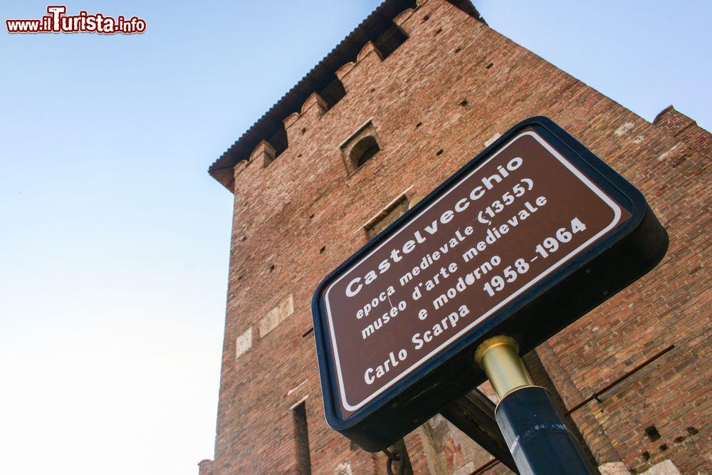 Immagine L'insegna di Castelvecchio e del museo ospitato al suo interno. Qui sono indicate le date di realizzazione delle opere, rispettivamente il 1355 e 1958-1964 - foto © berm_teerawat / Shutterstock.com