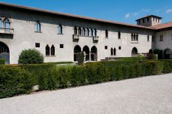 La corte di Castelvecchio, imponente castello di epoca medievale realizzato dagli Scalgeri nel XIV secolo sulla riva dell'Adige a Verona.