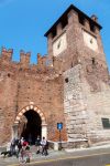 La torre dell'Orologio di Castelvecchio a Verona. Il castello è la più importante opera militare della dinastia degli Scaligeri- © Christian Mueller / Shutterstock.com ...