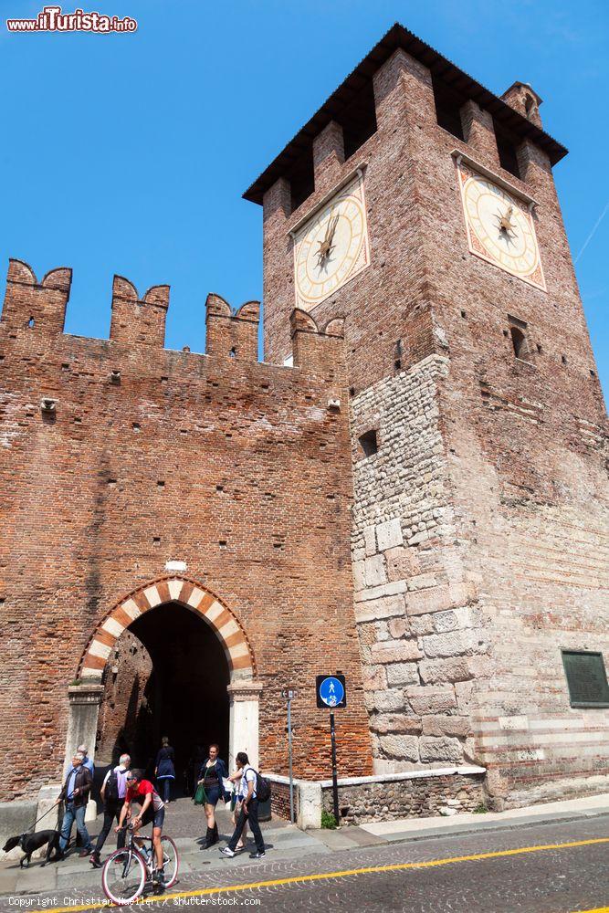 Immagine La torre dell'Orologio di Castelvecchio a Verona. Il castello è la più importante opera militare della dinastia degli Scaligeri- © Christian Mueller / Shutterstock.com