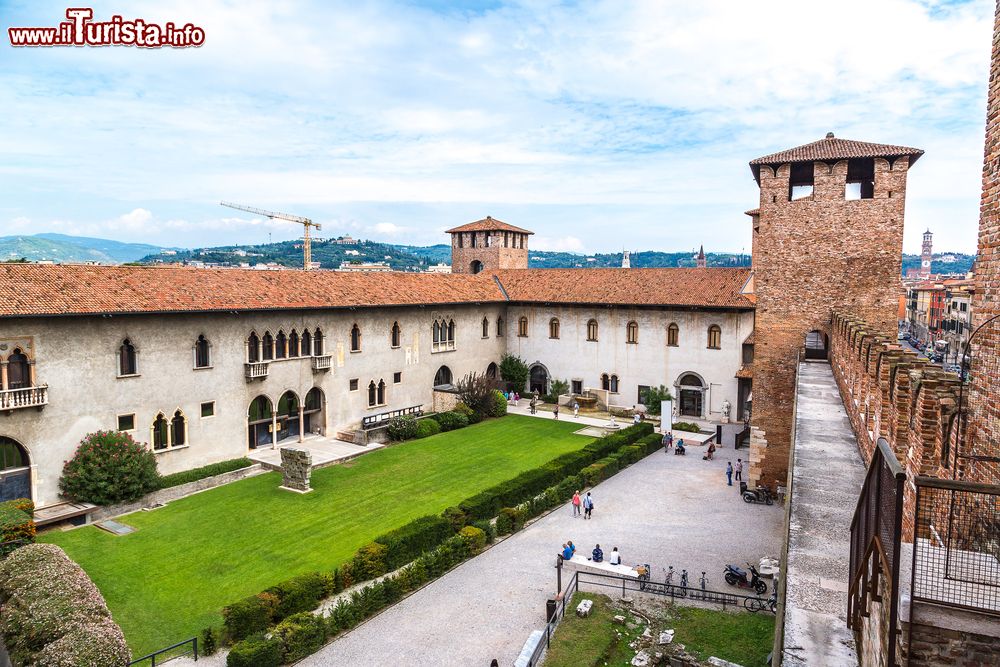 Immagine Una veduta di Castelvecchio a Verona. L'edificio fu costruito in più fasi; attualmente si distinguono tre parti principali come la Corte della Reggia scaligera, la Corte d'Armi e la Corte del Mastio.