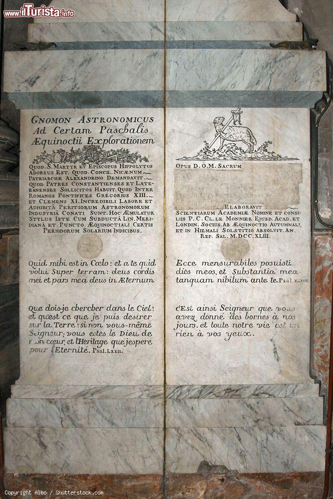 Immagine La base della colonna della Meridiana nella chiesa di Saint Sulpice a Parigi - © Albo / Shutterstock.com