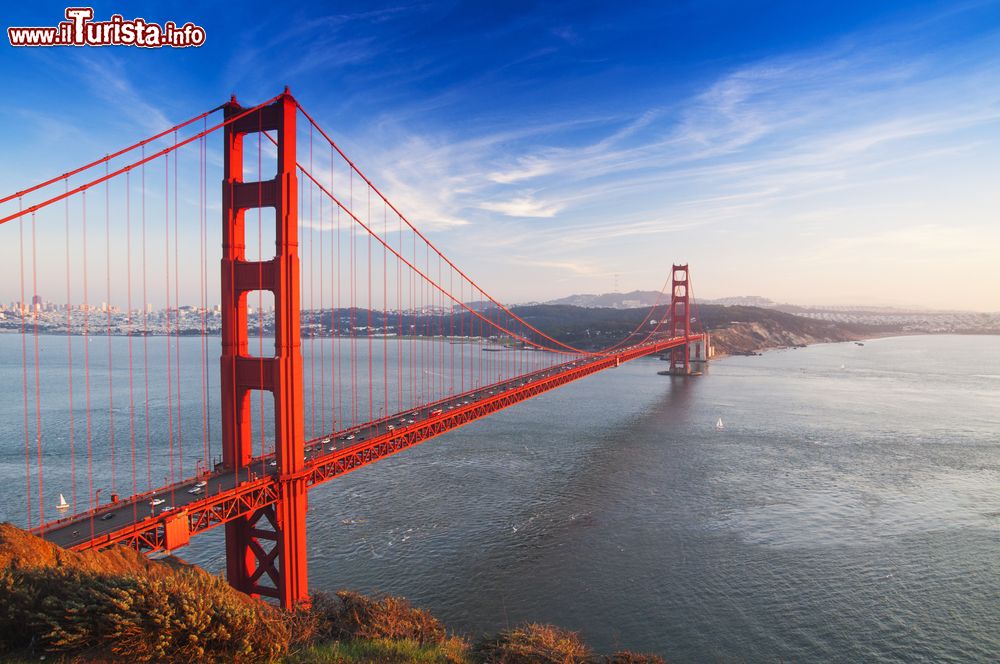 Immagine Golden Gate Bridge, San Francisco (California, USA): da un capo all'altro misura 2710 metri. Quando fu costruito, negli anni Trenta, era il ponte sospeso più lungo del mndo.