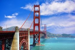 L'inconfondibile Golden Gate Bridge di San Francisco in una giornata estiva. Per la mantenzione del colore rosso (in acrilico) del ponte lavora quotidianamente una squadra di operai.