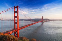 Golden Gate Bridge, San Francisco (California, USA): da un capo all'altro misura 2710 metri. Quando fu costruito, negli anni Trenta, era il ponte sospeso più lungo del mndo.

