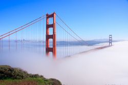 La nebbia della San Francisco Bay avvolge il Golden Gate Bridge, simbolo della città, creando un suggestivo effetto visivo.
