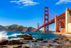 San Francisco: il Golden Gate Bridge visto da Marshall beach, ai piedi del famoso ponte californiano.