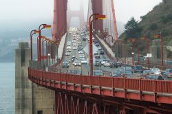 Traffico sul Golden Gate Bridge (San Francisco). Sulle sue sei corsie circolano in media 100.000 veicoli ogni giorno.