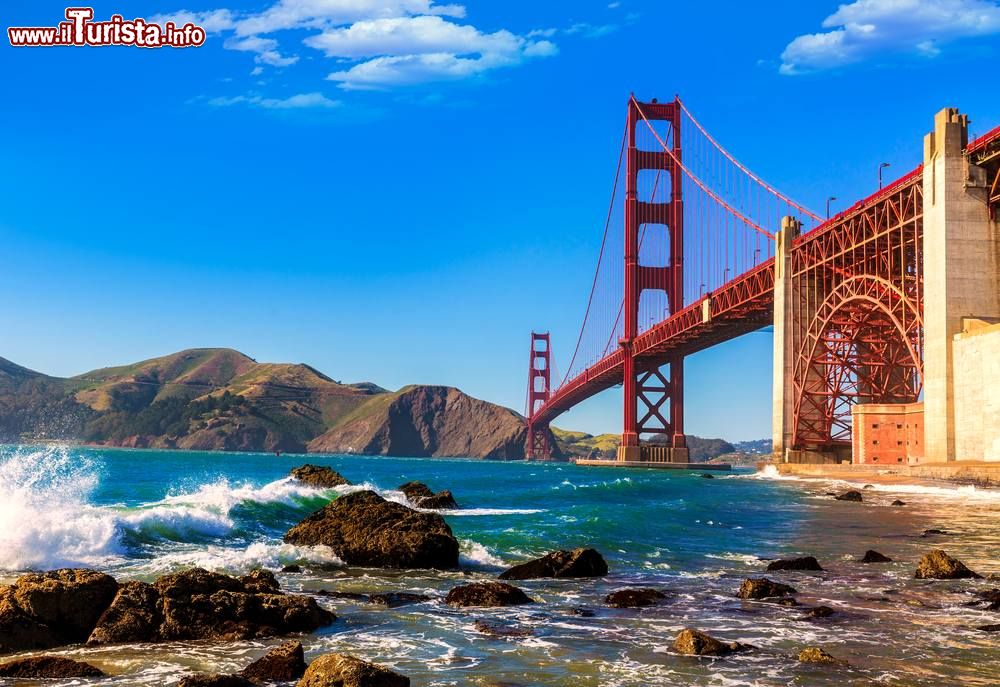 Immagine San Francisco: il Golden Gate Bridge visto da Marshall beach, ai piedi del famoso ponte californiano.