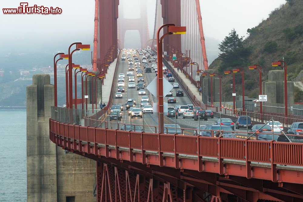 Immagine Traffico sul Golden Gate Bridge (San Francisco). Sulle sue sei corsie circolano in media 100.000 veicoli ogni giorno.