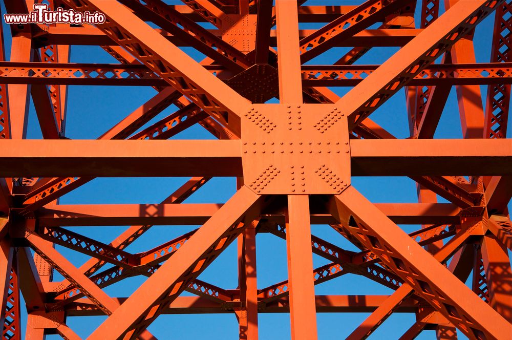 Immagine Un dettaglio della struttura in acciaio del Golden Gate Bridge, San Francisco (California, USA).