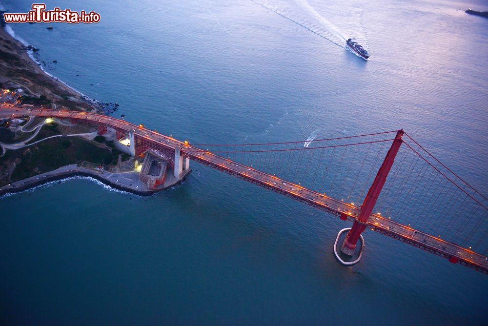 Immagine Vista aerea del Golden Gate Bridge di San Francisco (USA), uno dei ponti più famosi del mondo. La struttura fu costruita nel 1937.