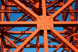 Un dettaglio della struttura in acciaio del Golden Gate Bridge, San Francisco (California, USA).