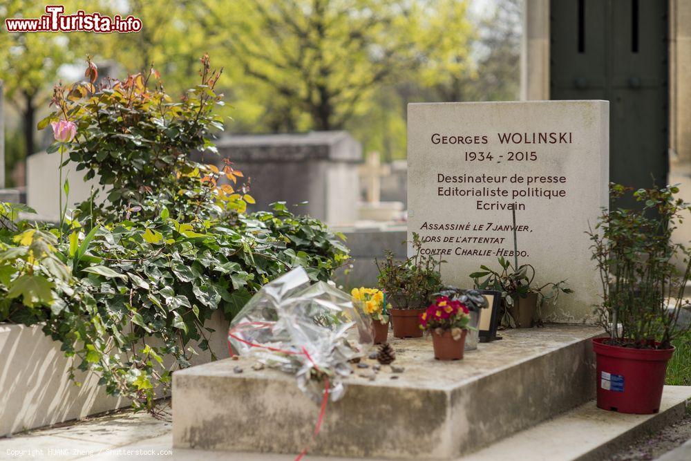 Immagine La tomba del francese Georges Wolinski al cimitero di Montparnasse, Parigi, Francia. Scrittore, editorialista politico e disegnatore di fumetti, fu assassinato il 7 gennaio 2015 nell'attacco terroristico a Charlie Hebdo - © HUANG Zheng / Shutterstock.com