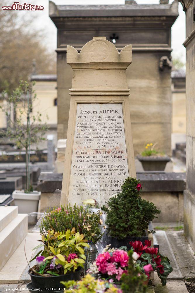 Immagine La tomba di Charles Baudelaire al cimitero di Montparnasse a Parigi, Francia. La sepoltura del poeta francese è una delle oltre 35 mila presenti in questo luogo sacro parigino - © HUANG Zheng / Shutterstock.com