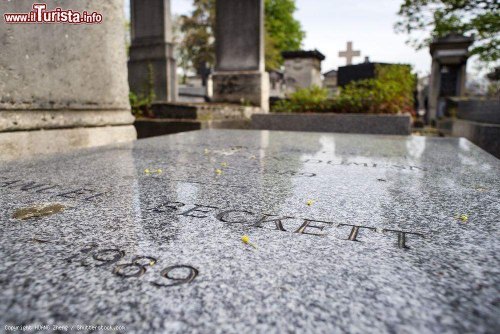 Immagine La tomba in marmo di Samuel Beckett al cimitero di Montparnasse a Parigi, Francia. Lo scrittore, drammaturgo e poeta irlandese scomparve nel 1989 - © HUANG Zheng / Shutterstock.com