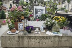 La tomba di Serge Gainsbourg al cimitero di Montparnasse ...