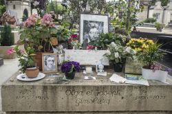 La tomba di Serge Gainsbourg al cimitero di Montparnasse a Parigi, Francia. Cantautore, musicista e paroliere francese di origini russe, fu celebre soprattutto per la canzone "Je t'aime...moi ...