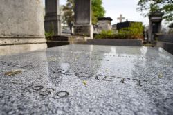 La tomba in marmo di Samuel Beckett al cimitero di Montparnasse a Parigi, Francia. Lo scrittore, drammaturgo e poeta irlandese scomparve nel 1989 - © HUANG Zheng / Shutterstock.com