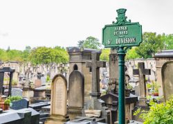 Uno scorcio panoramico del cimitero di Montparnasse ...