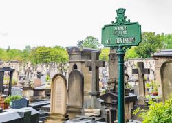 Uno scorcio panoramico del cimitero di Montparnasse a Parigi, Francia. Con i suoi 19 ettari e più di 1200 alberi è anche uno dei più importanti spazi verdi della capitale ...