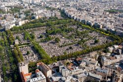 Vista panoramica sul cimitero di Montparnasse dall'omonima Torre, Parigi, Francia. Questo parco verde che ospita le sepolture di personaggi famosi si trova nel 14° arrondissement della ...