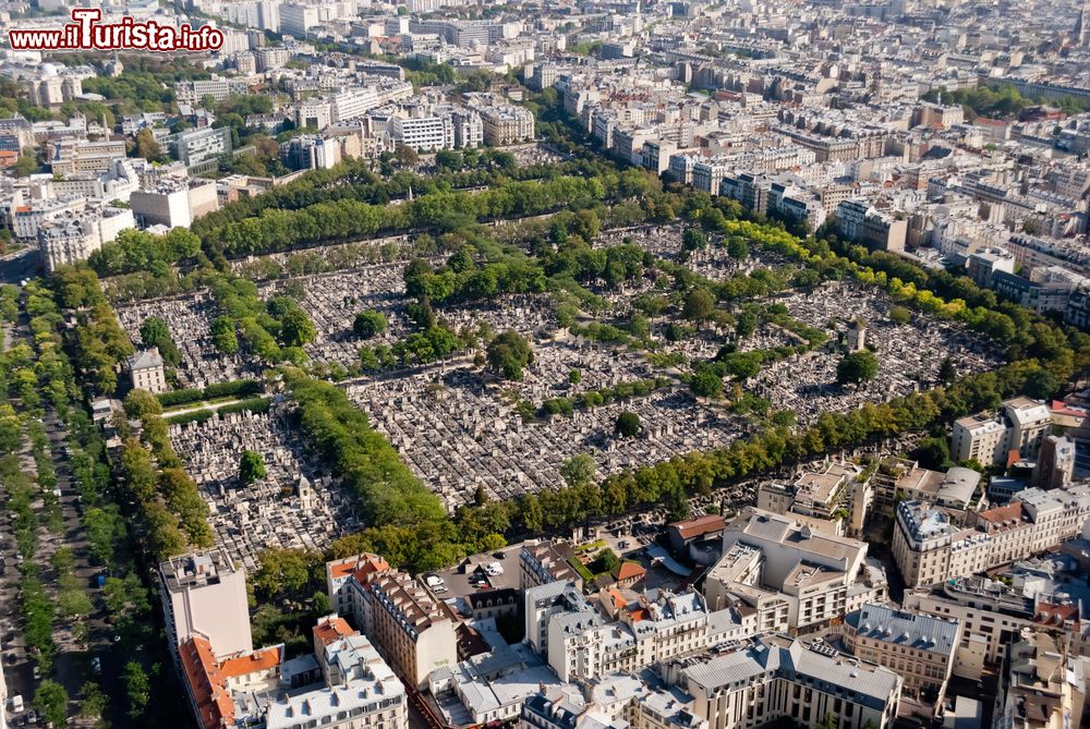 Immagine Vista panoramica sul cimitero di Montparnasse dall'omonima Torre, Parigi, Francia. Questo parco verde che ospita le sepolture di personaggi famosi si trova nel 14° arrondissement della capitale.