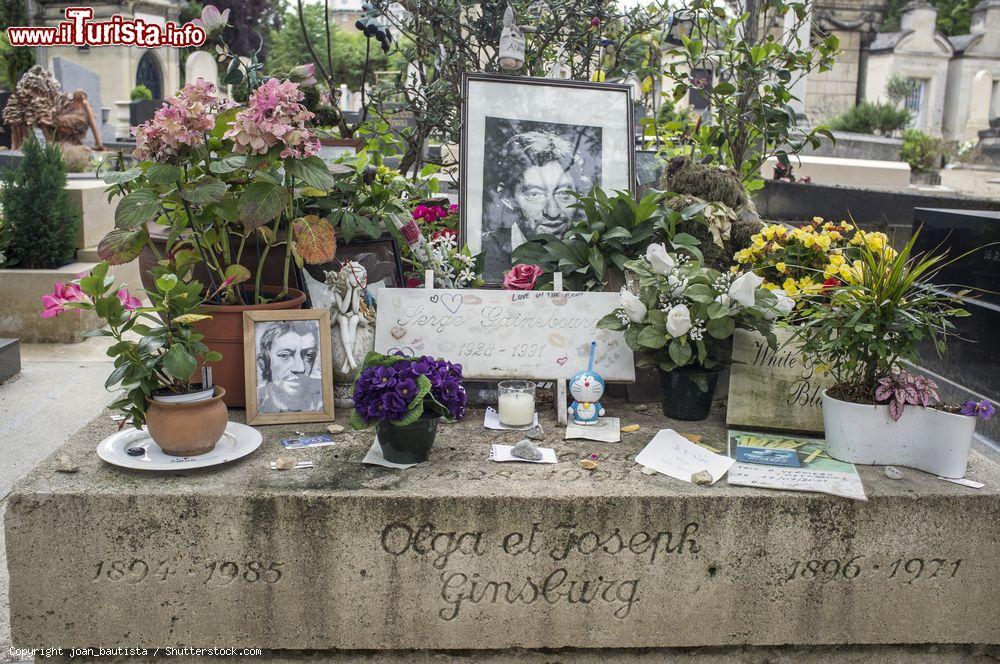 Immagine La tomba di Serge Gainsbourg al cimitero di Montparnasse a Parigi, Francia. Cantautore, musicista e paroliere francese di origini russe, fu celebre soprattutto per la canzone "Je t'aime...moi non plus" contata con Brigitte Bardot - © joan_bautista / Shutterstock.com