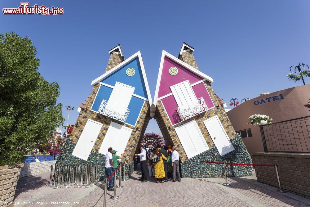 Immagine Entrata al Miracle Garden di Dubai, Emirati Arabi Uniti. Aperto il giorno di San Valentino del 2013, questo parco è divenuto ben presto una delle principali attrazioni turistiche della città araba - © Philip Lange / Shutterstock.com