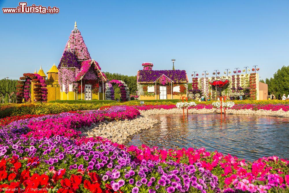 Immagine Il giardino botanico di Dubai, Emirati Arabi Uniti. Per visitarne i 4 chilometri di sentieri ci vogliano un paio di ore ma agli appassionati di fiori e natura piacerà rimanervi anche un'intera giornata - © S-F / Shutterstock.com