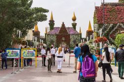 L'ingresso principale al Dubai Miracle Garden, Emirati Arabi Uniti. Ogni week end circa 50 mila persone visitano quest'attrazione floreale - © Harry Cabance / Shutterstock.com