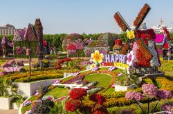 Sculture e composizioni floreali al Miracle Garden di Dubai, Emirati Arabi Uniti. Grazie al sapiente lavoro di giardinieri, botanici e architetti ambientalisti il parco è ad ogni visita ...